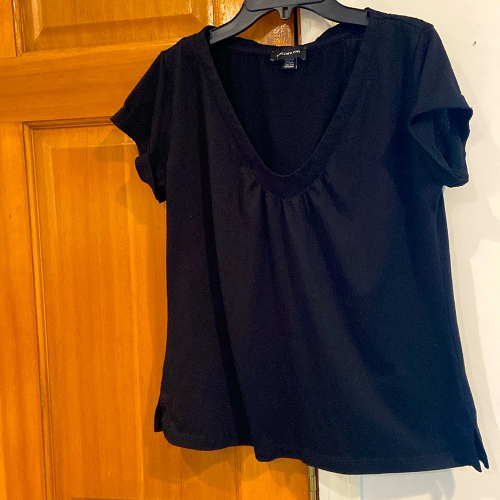 EUC! Women’s size M, simple black v-neck top by Jones New York!